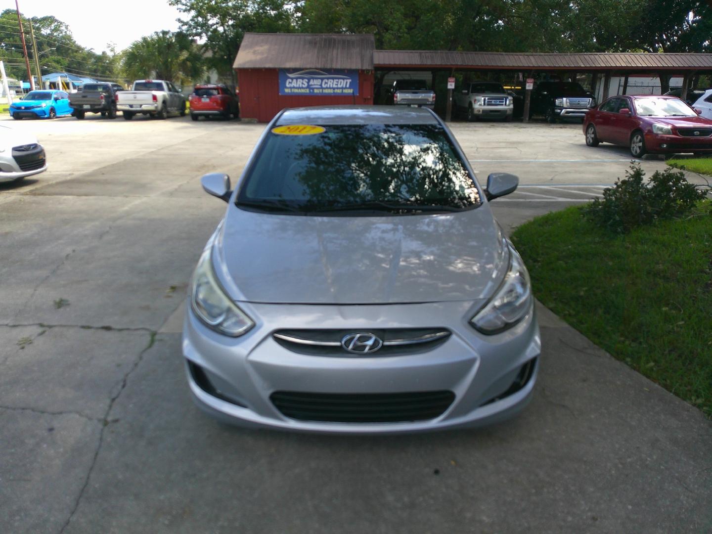 2017 SILVER HYUNDAI ACCENT SE (KMHCT4AE6HU) , located at 1200 Cassat Avenue, Jacksonville, FL, 32205, (904) 695-1885, 30.302404, -81.731033 - Photo#0